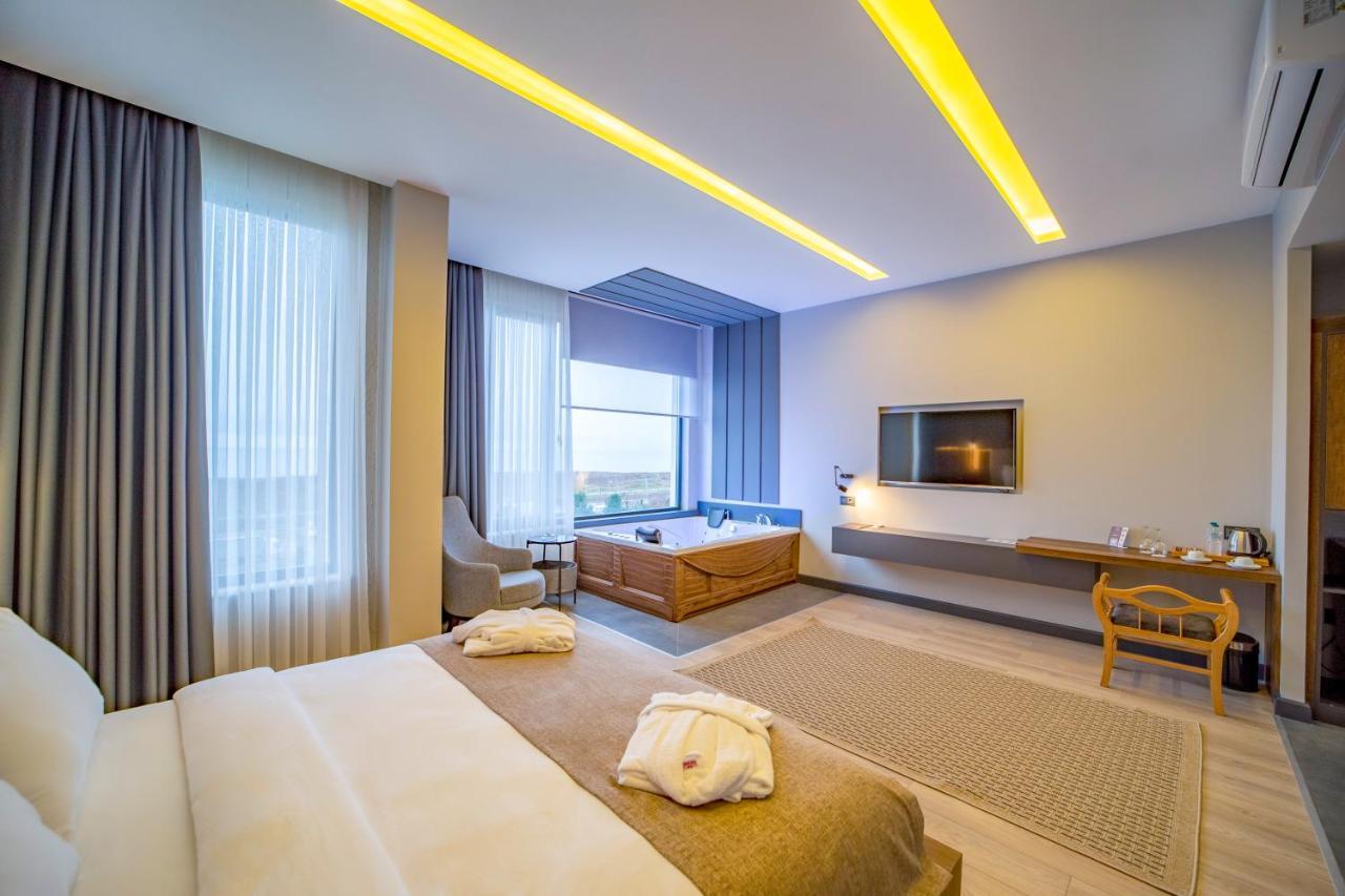 1300 m² dengan 4 kamar tidur dan 1 kamar mandi pribadi di Pusat Kota Trabzon Bagian luar foto