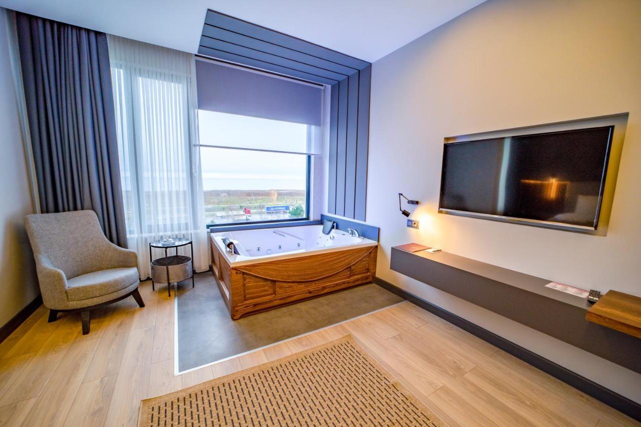 1300 m² dengan 4 kamar tidur dan 1 kamar mandi pribadi di Pusat Kota Trabzon Bagian luar foto